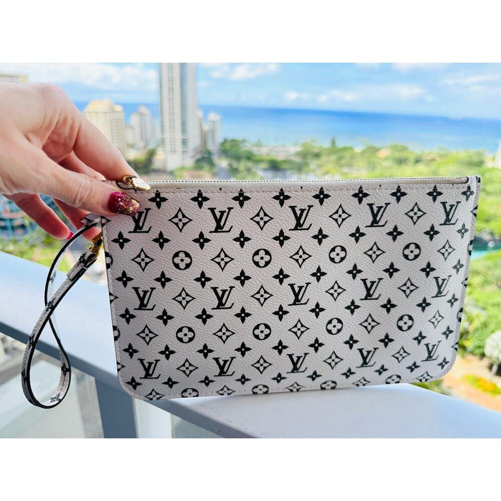 Louis Vuitton Pochette MM Black and White Pouch Wristlet Mini Monogram LTD Rare - Picture 15 of 16